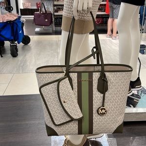 MICHAEL KORS
Eva Large Logo Stripe Tote Bag
Style# 30T9GV0T7B
Light Sage/Olive